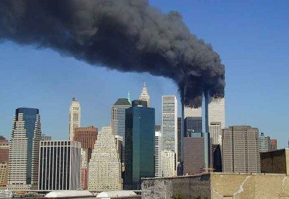 No dia 11 de setembro de 2001, ocorreu em Manhattan um fato que abalou o mundo no primeiro ano do novo milênio. Os atentados terroristas do grupo fundamentalista islâmico Al-Qaeda. 
 -  (crédito: Michael Foran/wikimédia Commons) -No dia 11 de setembro de 2001, ocorreu em Manhattan um fato que abalou o mundo no primeiro ano do novo milênio. Os atentados terroristas do grupo fundamentalista islâmico Al-Qaeda. 
 -  (crédito: Michael Foran/wikimédia Commons)
