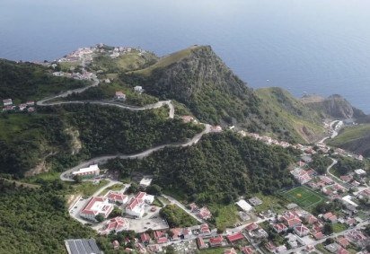 A ilha caribenha de Saba, que pertence à Holanda, abriga uma estrada que desafia a lógica da engenharia moderna. -  (crédito: Reproduc?a?o/YouTube) -A ilha caribenha de Saba, que pertence à Holanda, abriga uma estrada que desafia a lógica da engenharia moderna. -  (crédito: Reproduc?a?o/YouTube)