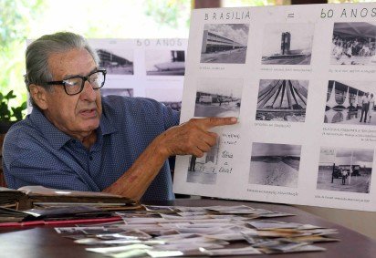 José Cordeiro Cavalcante mostra mural feito com fotos históricas tiradas por ele -  (crédito:  Ed Alves/CB/DA Press) -José Cordeiro Cavalcante mostra mural feito com fotos históricas tiradas por ele -  (crédito:  Ed Alves/CB/DA Press)
