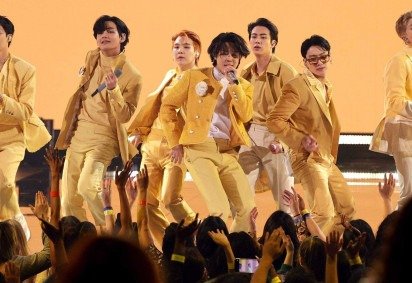 RM (à esquerda) e V (à direita) celebraram o fim do serviço militar em junho passado, pouco antes de Suga -  (crédito: Getty Images) -RM (à esquerda) e V (à direita) celebraram o fim do serviço militar em junho passado, pouco antes de Suga -  (crédito: Getty Images)