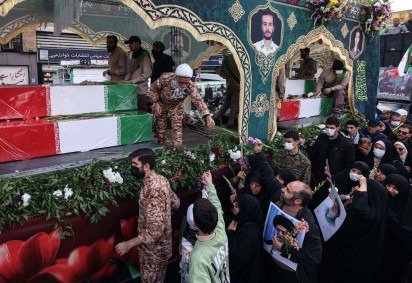 Iranianos participam de funeral coletivo de militares mortos durante manifestações em Teerã: mais de 100 soldados perderam a vida -  (crédito: Atta Kenare/AFP) -Iranianos participam de funeral coletivo de militares mortos durante manifestações em Teerã: mais de 100 soldados perderam a vida -  (crédito: Atta Kenare/AFP)