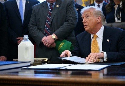  US President Donald Trump speaks before signing bills in the Oval Office of the White House in Washington, DC, on January 14, 2026. (Photo by Brendan SMIALOWSKI / AFP)
       -  (crédito:  Brendan SMIALOWSKI / AFP)