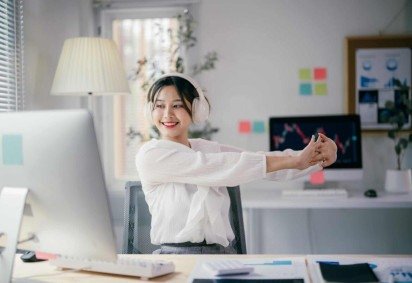 Pausas para alongamento durante o trabalho ajudam a reduzir dores musculares e melhorar o bem-estar (Imagem: Asian Isolated | Shutterstock) -  (crédito: EdiCase) -Pausas para alongamento durante o trabalho ajudam a reduzir dores musculares e melhorar o bem-estar (Imagem: Asian Isolated | Shutterstock) -  (crédito: EdiCase)