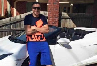 Kazem Hamad, preso no Iraque em 13 de janeiro de 2025 a pedido do governo australiano, ao lado de um ve&iacute;culo Lamborghini Gallardo convers&iacute;vel -  (crédito: Reprodu&ccedil;&atilde;o / Facebook) -Kazem Hamad, preso no Iraque em 13 de janeiro de 2025 a pedido do governo australiano, ao lado de um ve&iacute;culo Lamborghini Gallardo convers&iacute;vel -  (crédito: Reprodu&ccedil;&atilde;o / Facebook)
