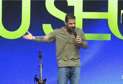 O pastor evangélico Fabiano Zettel foi preso pela PF em Guarulhos, quando tentava embarcar para Dubai -  (crédito: YouTube Lagoinha Belvedere) -O pastor evangélico Fabiano Zettel foi preso pela PF em Guarulhos, quando tentava embarcar para Dubai -  (crédito: YouTube Lagoinha Belvedere)