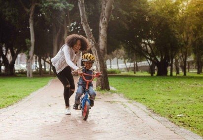 As brincadeiras ao ar livre durante o recesso escolar contribuem para o gasto de energia, o bem-estar emocional e o fortalecimento da saúde física das crianças (Imagem: Jacob Lund | Shutterstock) -  (crédito: EdiCase) -As brincadeiras ao ar livre durante o recesso escolar contribuem para o gasto de energia, o bem-estar emocional e o fortalecimento da saúde física das crianças (Imagem: Jacob Lund | Shutterstock) -  (crédito: EdiCase)