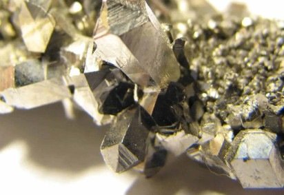 Inspirado em sistemas biológicos, Crespilho encontrou uma forma de estabilizar o nióbio ao controlar rigorosamente o ambiente químico em que ele opera -  (crédito: Reprodução/Portal Gov)