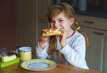 O ovo oferece sustento, disposição e equilíbrio para as crianças nas férias (Imagem: Irina WS | Shutterstock) -  (crédito: EdiCase) -O ovo oferece sustento, disposição e equilíbrio para as crianças nas férias (Imagem: Irina WS | Shutterstock) -  (crédito: EdiCase)