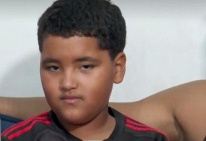 Um menino de 10 anos foi resgatado com vida após passar cerca de oito horas à deriva na Região dos Lagos do Rio de Janeiro. A criança havia sido levada pelo vento e pela correnteza enquanto estava em um caiaque particular. -  (crédito: Reprodução TV Globo) -Um menino de 10 anos foi resgatado com vida após passar cerca de oito horas à deriva na Região dos Lagos do Rio de Janeiro. A criança havia sido levada pelo vento e pela correnteza enquanto estava em um caiaque particular. -  (crédito: Reprodução TV Globo)