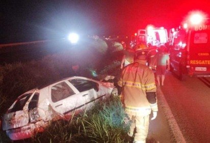 Capotamento na BR-060 deixa quatro feridos na divisa do DF com Goiás
 -  (crédito: CBMDF/Divulgação) -Capotamento na BR-060 deixa quatro feridos na divisa do DF com Goiás
 -  (crédito: CBMDF/Divulgação)