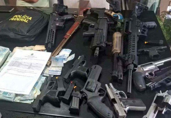 Armas apreendidas na segunda fase da Operação Compliance Zero, sobre as fraudes do Banco Master -  (crédito: Divulgação/PF)