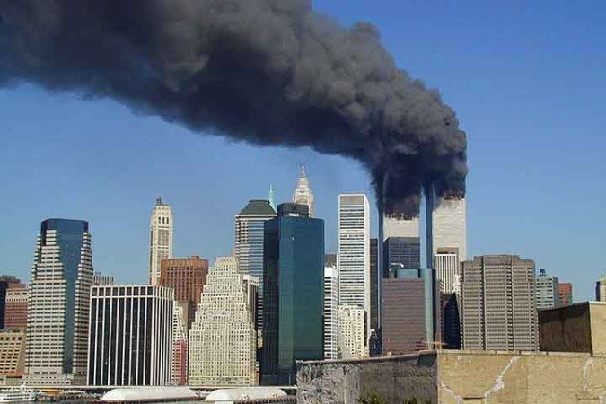 No dia 11 de setembro de 2001, ocorreu em Manhattan um fato que abalou o mundo no primeiro ano do novo milênio. Os atentados terroristas do grupo fundamentalista islâmico Al-Qaeda.
- (crédito: Michael Foran/wikimédia Commons) No dia 11 de setembro de 2001, ocorreu em Manhattan um fato que abalou o mundo no primeiro ano do novo milênio. Os atentados terroristas do grupo fundamentalista islâmico Al-Qaeda.
- (crédito: Michael Foran/wikimédia Commons)