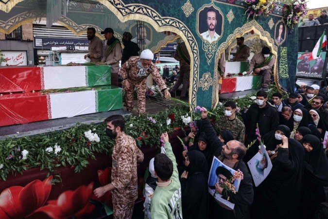 Iranianos participam de funeral coletivo de militares mortos durante manifestações em Teerã: mais de 100 soldados perderam a vida - (crédito: Atta Kenare/AFP) Iranianos participam de funeral coletivo de militares mortos durante manifestações em Teerã: mais de 100 soldados perderam a vida - (crédito: Atta Kenare/AFP)
