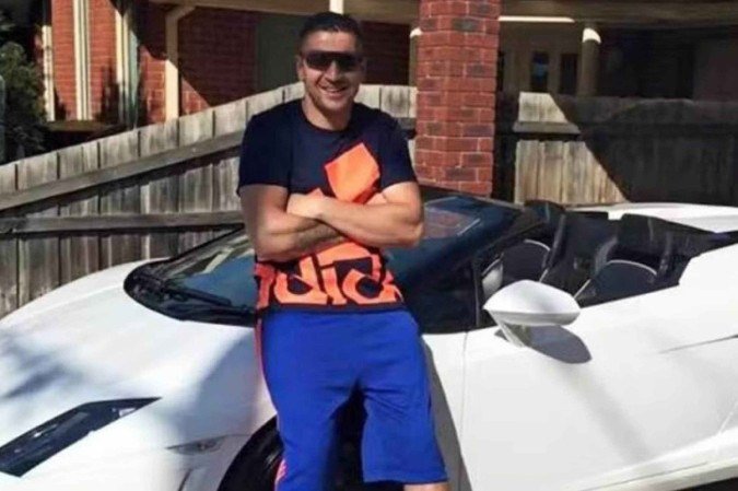 Kazem Hamad, preso no Iraque em 13 de janeiro de 2025 a pedido do governo australiano, ao lado de um veículo Lamborghini Gallardo conversível - (crédito: Reprodução / Facebook) Kazem Hamad, preso no Iraque em 13 de janeiro de 2025 a pedido do governo australiano, ao lado de um veículo Lamborghini Gallardo conversível - (crédito: Reprodução / Facebook)