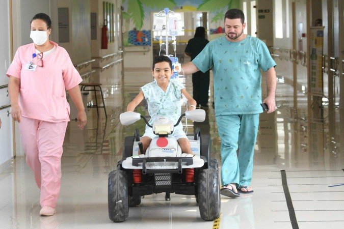 Al&eacute;m de tratamentos, o hospital tamb&eacute;m oferece divers&atilde;o para crian&ccedil;as e adolescentes. Na foto: Leandro Cardoso e seu Filho Jo&atilde;o Pedro.