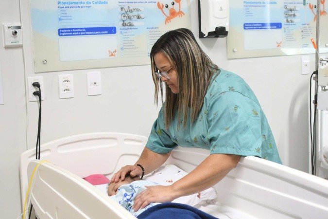  14/01/2026 - Ed Alves/CB/DA Press. Cidades. Hospital da Criança. Na foto, Maria Lima e sua neta. 