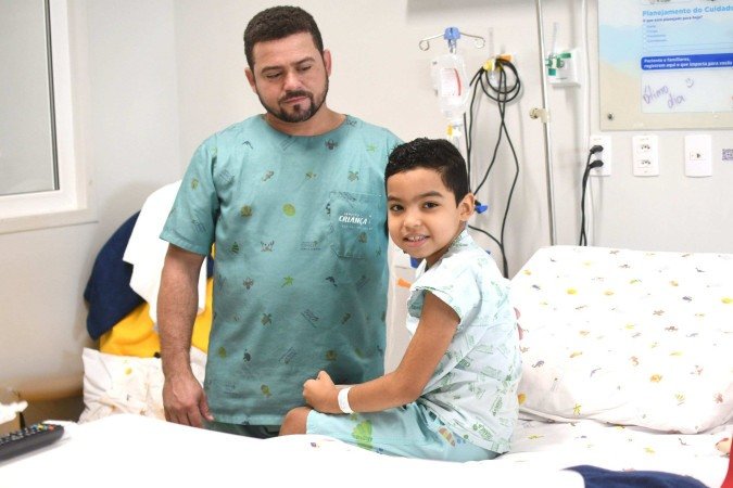  14/01/2026 - Ed Alves/CB/DA Press. Cidades. Hospital da Criança. Na foto, Leandro Cardoso e seu Filho João Pedro.