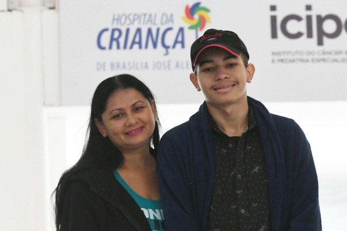  Francineia Viana e Joao Gabriel Viana agradecem o empenho dos m&eacute;dicos do HCB