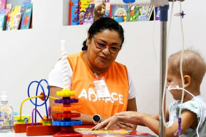 Voluntários auxiliam em espaços criados para divertir os pacientes