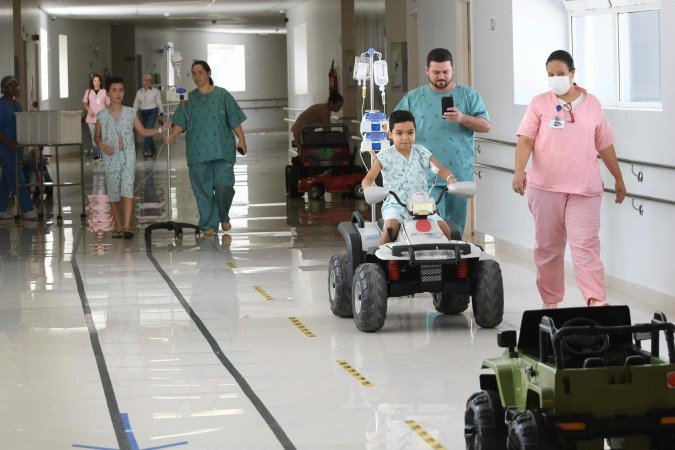  14/01/2026 - Ed Alves/CB/DA Press. Cidades. Hospital da Criança. Na foto, Leandro Cardoso e seu Filho João Pedro.