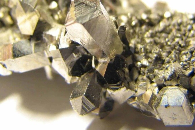 Inspirado em sistemas biológicos, Crespilho encontrou uma forma de estabilizar o nióbio ao controlar rigorosamente o ambiente químico em que ele opera -  (crédito: Reprodução/Portal Gov)