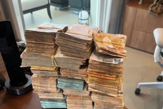 Dinheiro vivo encontrado em um dos endereços da família de Vorcaro