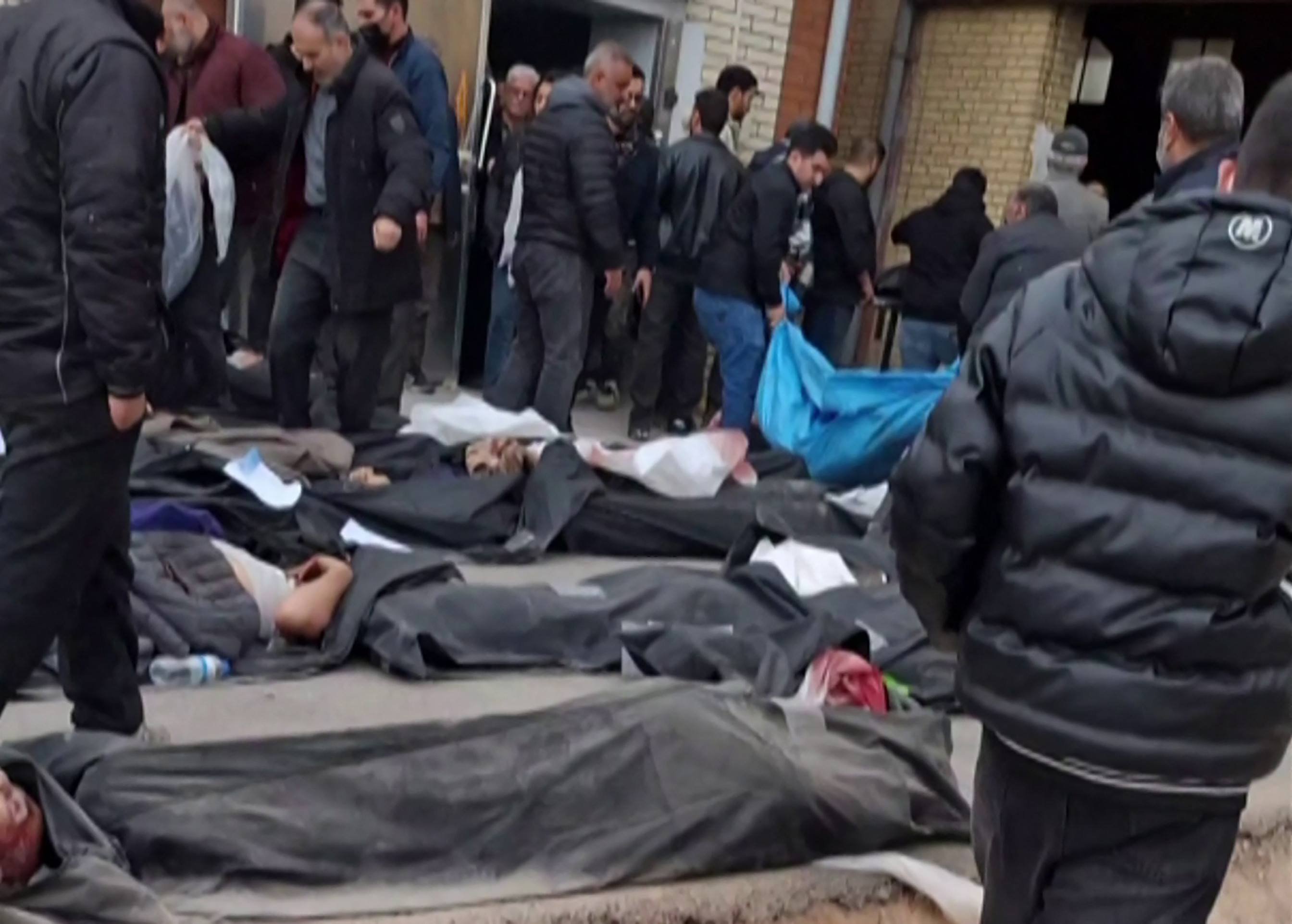 Familiares observam corpos de v&iacute;timas da repress&atilde;o, no p&aacute;tio do necrot&eacute;rio de Kahrizak, na prov&iacute;ncia de Teer&atilde;  