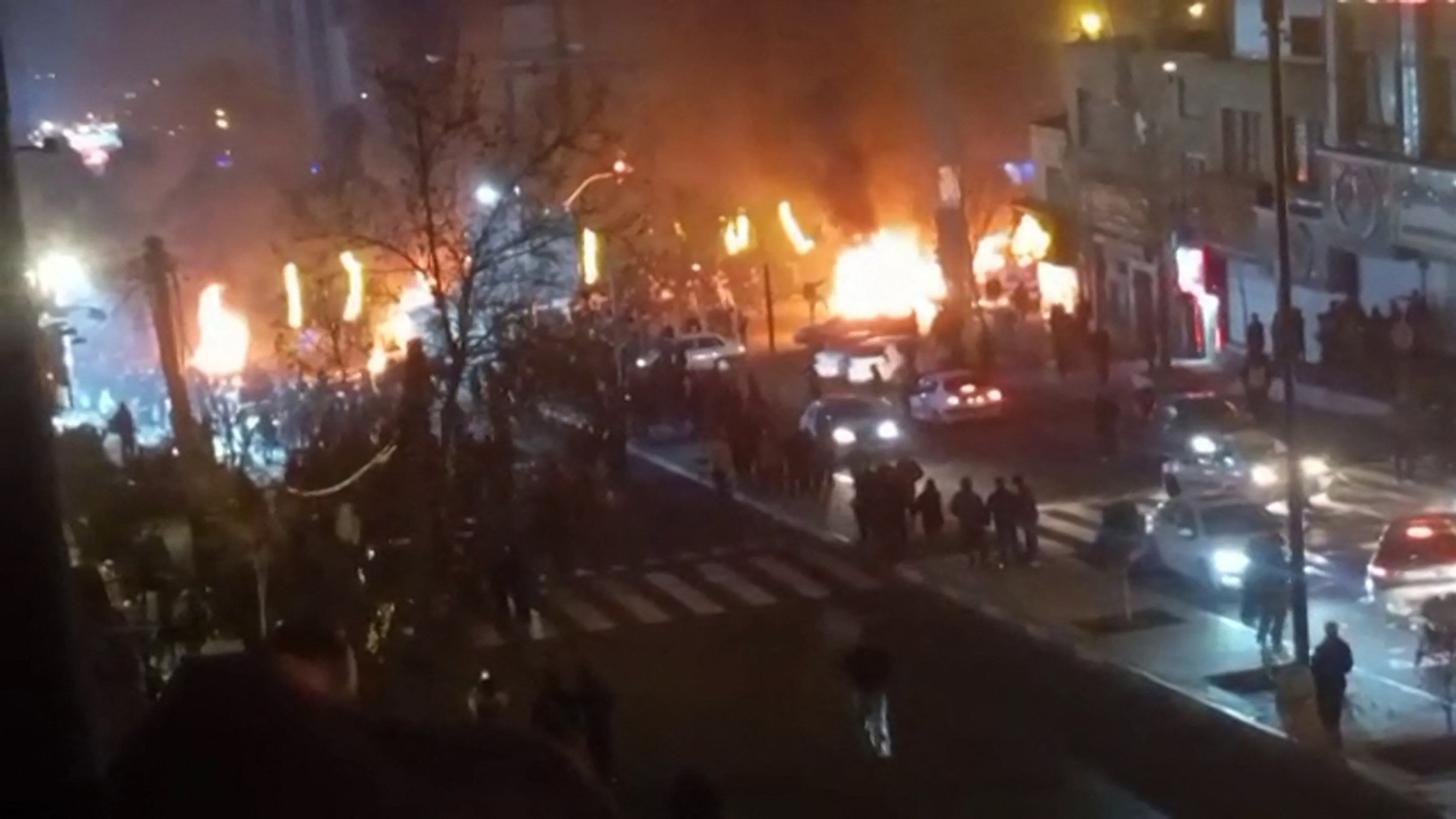 Imagem de v&iacute;deo mostra carros incendiados na Pra&ccedil;a Saadat Abad, em Teer&atilde; 