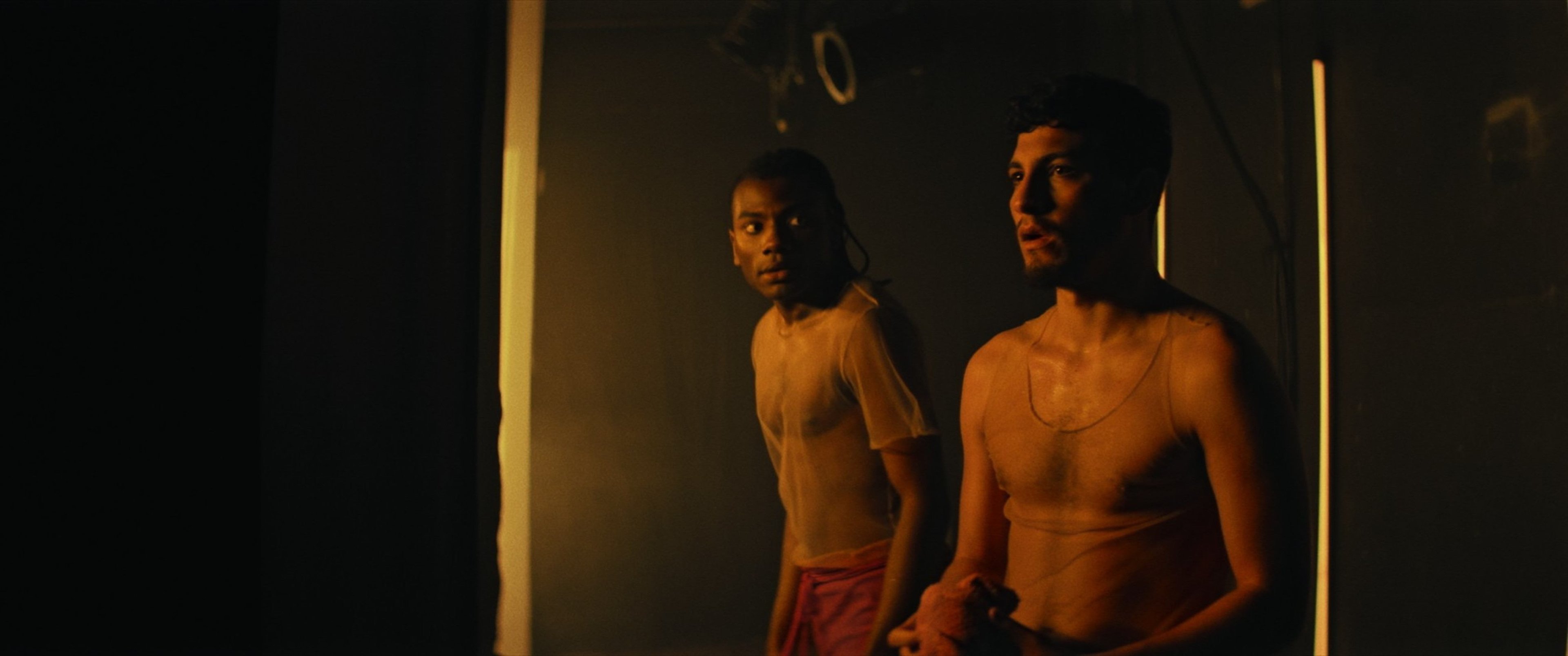 Tipos gays competem e causam exposição pública, no premiado Ato noturno 