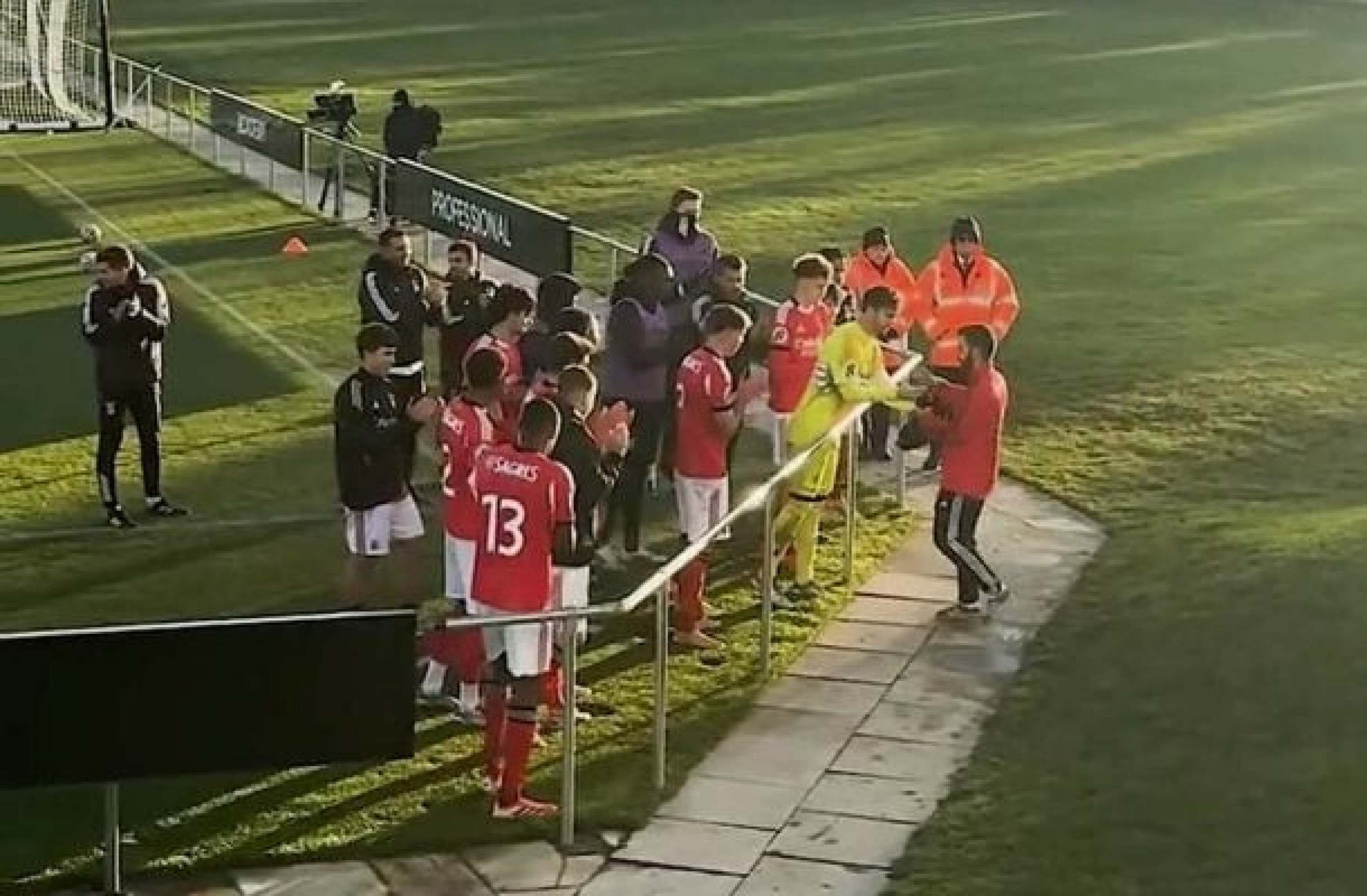 Elenco do Benfica cumprimentou torcedor solitário após vitória sobre o Newcastle -  (crédito: Reprodução de Vídeo)