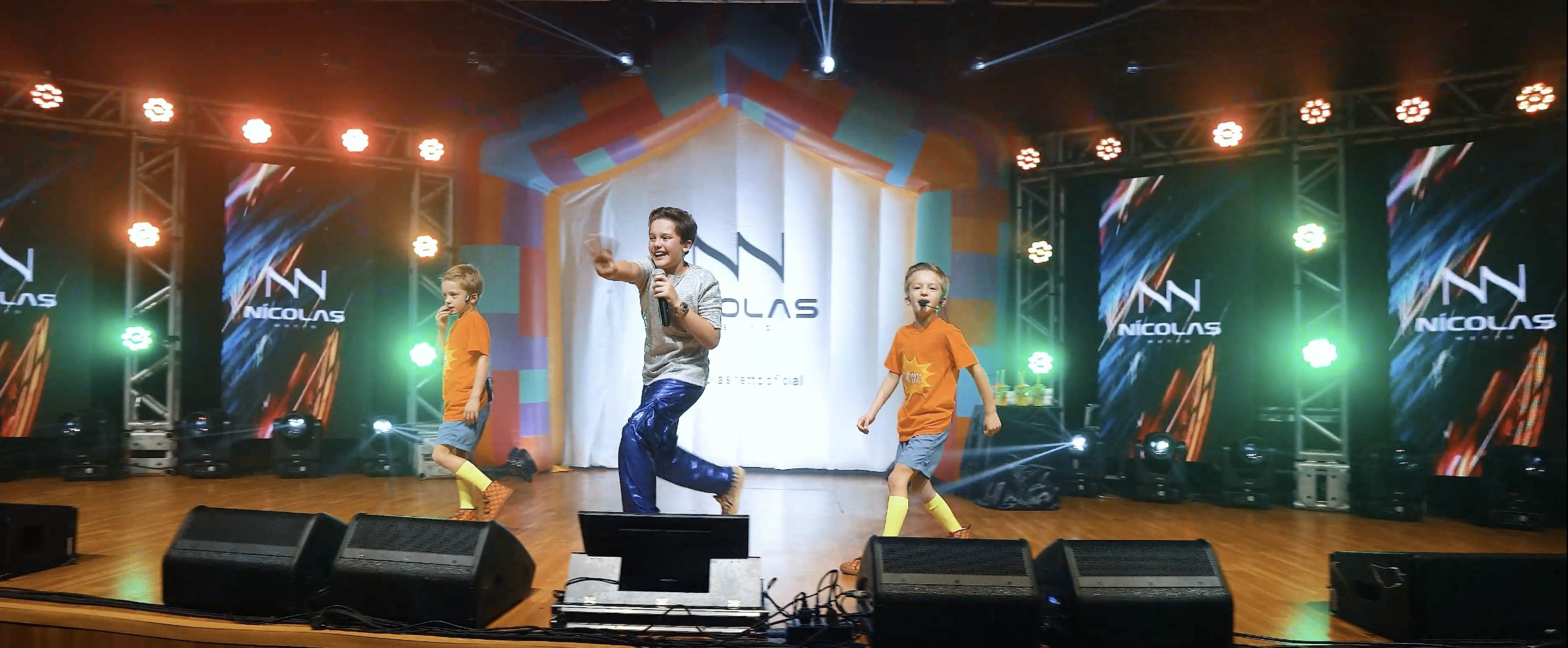 N&iacute;colas no palco 