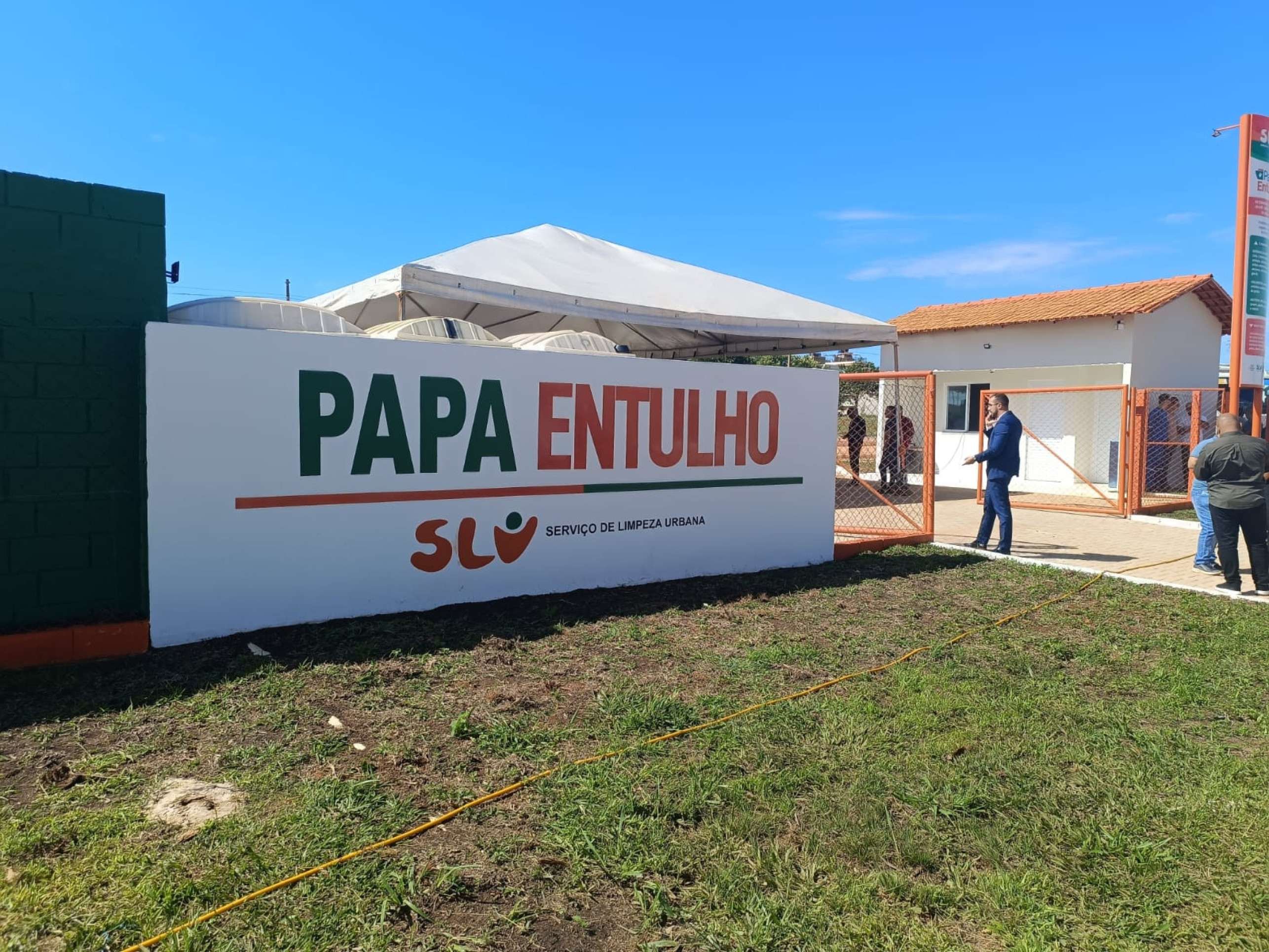 Primeiro papa-entulho do Riacho Fundo II é inaugurado