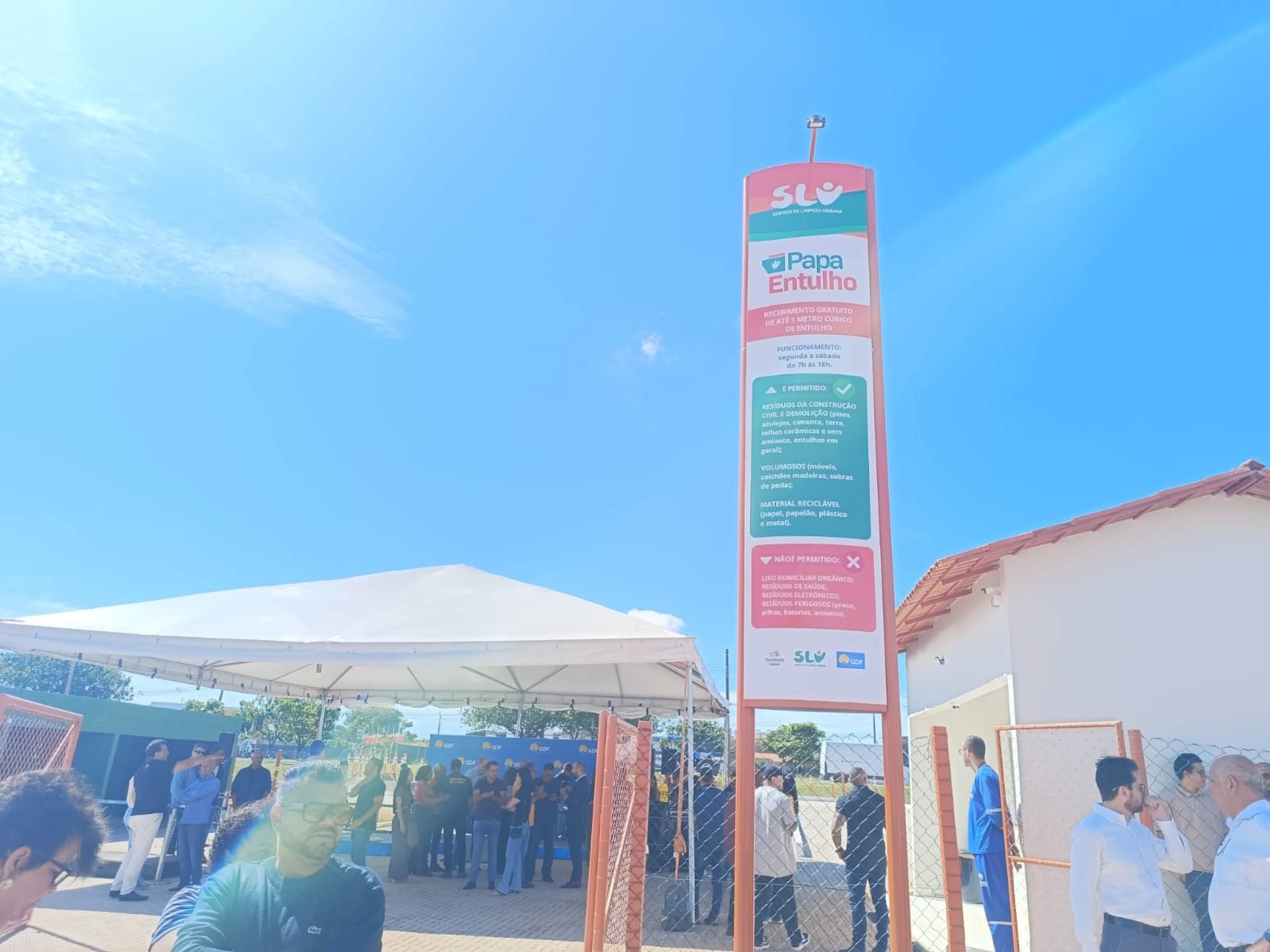 Primeiro papa-entulho foi inaugurado no Riacho Fundo II