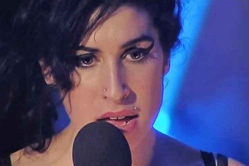 Entre os objetos havia uma bolsas de grifee vestidos que a cantora usou em sua última turnê, pouco antes de morrer aos 27 anos -  (crédito:  Youtube Amy Winehouse)