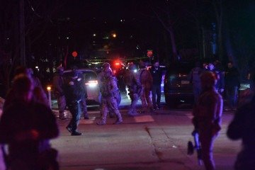 Agentes federais da lei e policiais com equipamento antimotim patrulham a área após protestos que eclodiram na sequência do assassinato de um venezuelano por um agente do Serviço de Imigração e Alfândega (ICE) em Minneapolis, Minnesota, em 14 de janeiro de 2026 -  (crédito: OCTAVIO JONES / AFP)