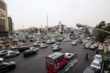 Movimento em rua do centro de Teerã, capital iraniana: tensão ante a possibilidade de bombardeios  -  (crédito: Atta Kenare/AFP)