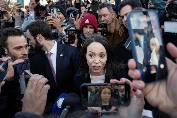 María Corina Machado é cercada por jornalistas ao deixar o Capitólio, a segunda parte de sua agenda política na capital norte-americana -  (crédito: Drew Angerer/AFP)