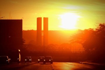 Calor predomina no Distrito Federal nesta quinta-feira (15) -  (crédito: Ed Alves/CB/D.A Press)