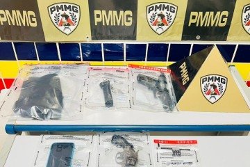 Materiais apreendidos durante buscas pelo suspeito do homicídio  -  (crédito: PMMG/Reprodução)