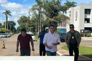 Senador Fl&aacute;vio Bolsonaro visita o pai, Jair Bolsonaro, na Superintend&ecirc;ncia da PF, em Bras&iacute;lia -  (crédito: Danandra Rocha/CB/DA.Press)