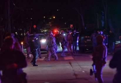 Agentes federais da lei e policiais com equipamento antimotim patrulham a área após protestos que eclodiram na sequência do assassinato de um venezuelano por um agente do Serviço de Imigração e Alfândega (ICE) em Minneapolis, Minnesota, em 14 de janeiro de 2026 -  (crédito: OCTAVIO JONES / AFP) -Agentes federais da lei e policiais com equipamento antimotim patrulham a área após protestos que eclodiram na sequência do assassinato de um venezuelano por um agente do Serviço de Imigração e Alfândega (ICE) em Minneapolis, Minnesota, em 14 de janeiro de 2026 -  (crédito: OCTAVIO JONES / AFP)