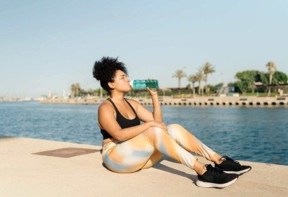 A retenção de líquido é uma resposta do corpo aos dias de calor (Imagem: Renata Photography | Shutterstock) -  (crédito: EdiCase) -A retenção de líquido é uma resposta do corpo aos dias de calor (Imagem: Renata Photography | Shutterstock) -  (crédito: EdiCase)