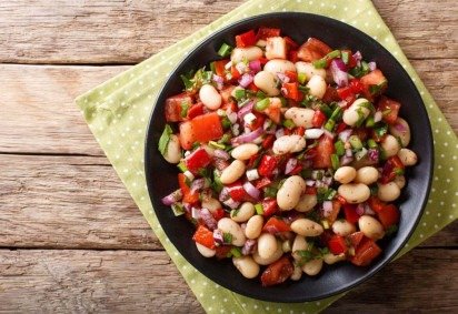 Salada de feijão-branco com tomate e cebola-roxa (Imagem: Sergii Koval | Shutterstock) -  (crédito: EdiCase) -Salada de feijão-branco com tomate e cebola-roxa (Imagem: Sergii Koval | Shutterstock) -  (crédito: EdiCase)