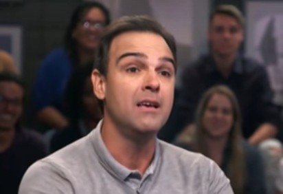 Com uma famÃ­lia de esportistas, Tadeu Schmidt nÃ£o desperdiÃ§ou sua chance e tambÃ©m ingressou neste universo com seu 1,92 m de altura.Â Ele foi levantador de vÃŽlei, sendo atÃ© convocado para a seleÃ§Ã£o brasileira de base.  -  (crédito: Youtube/ Canal GNT
)