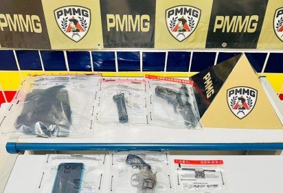 Materiais apreendidos durante buscas pelo suspeito do homicídio  -  (crédito: PMMG/Reprodução) -Materiais apreendidos durante buscas pelo suspeito do homicídio  -  (crédito: PMMG/Reprodução)