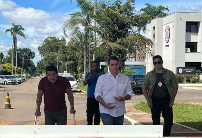 Senador Fl&aacute;vio Bolsonaro visita o pai, Jair Bolsonaro, na Superintend&ecirc;ncia da PF, em Bras&iacute;lia -  (crédito: Danandra Rocha/CB/DA.Press) -Senador Fl&aacute;vio Bolsonaro visita o pai, Jair Bolsonaro, na Superintend&ecirc;ncia da PF, em Bras&iacute;lia -  (crédito: Danandra Rocha/CB/DA.Press)