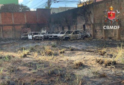 Segundo o Corpo de Bombeiros (CBMDF), o fogo se alastrou rapidamente devido às condições do terreno -  (crédito: Divulgação/CBMDF) -Segundo o Corpo de Bombeiros (CBMDF), o fogo se alastrou rapidamente devido às condições do terreno -  (crédito: Divulgação/CBMDF)