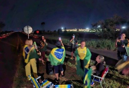 Um grupo de bolsonaristas chegou por volta das 21h45 e começou a fazer preces e entoar palavras de ordem -  (crédito: Francisco Artur de Lima/CB/D.A Press) -Um grupo de bolsonaristas chegou por volta das 21h45 e começou a fazer preces e entoar palavras de ordem -  (crédito: Francisco Artur de Lima/CB/D.A Press)