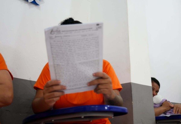 Os relatos reunidos no livro escancaram realidades recorrentes de abuso, violência e abandono