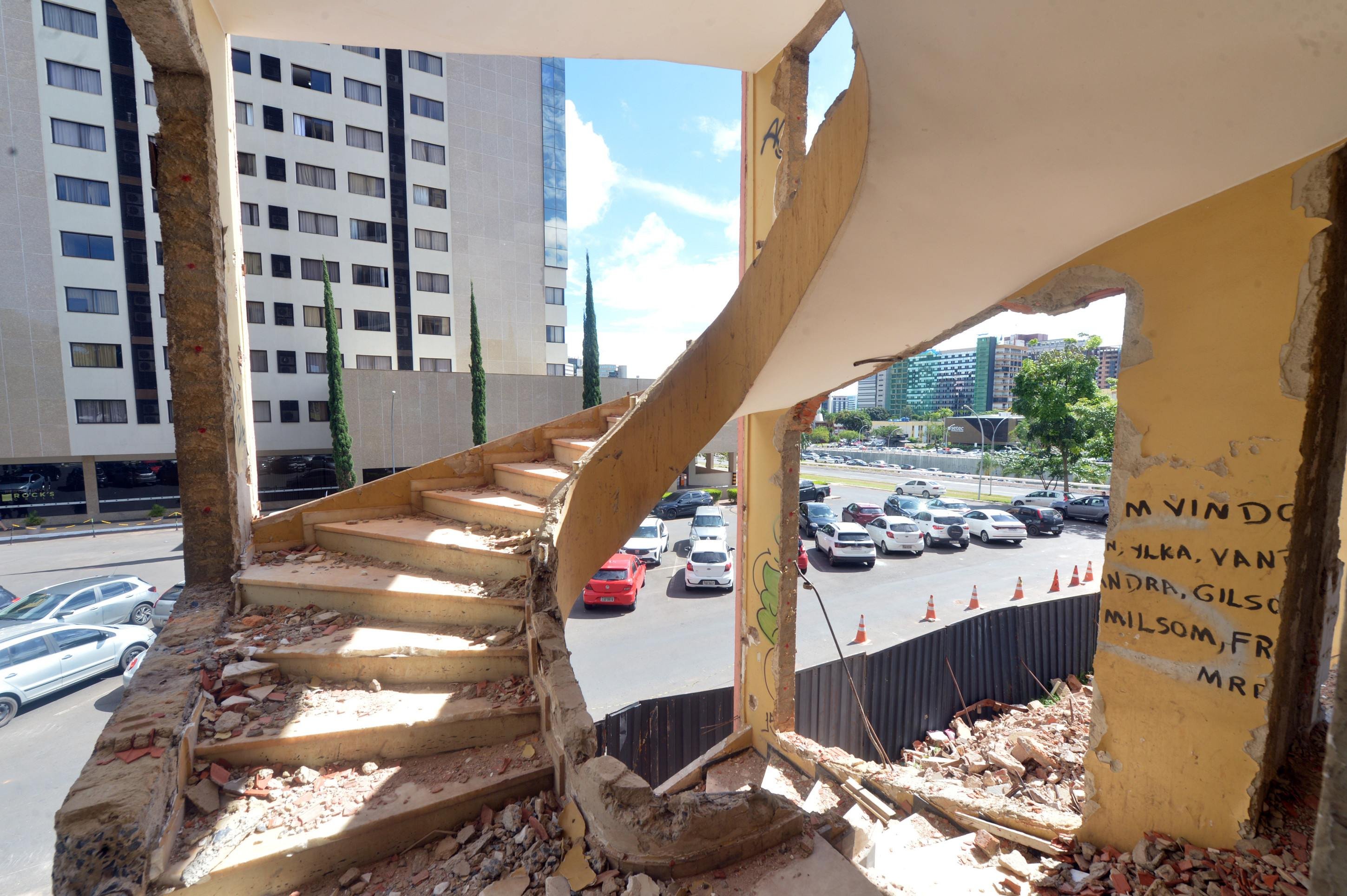 Correio sobe escadas do Torre Palace e mostra últimos detalhes para implosão